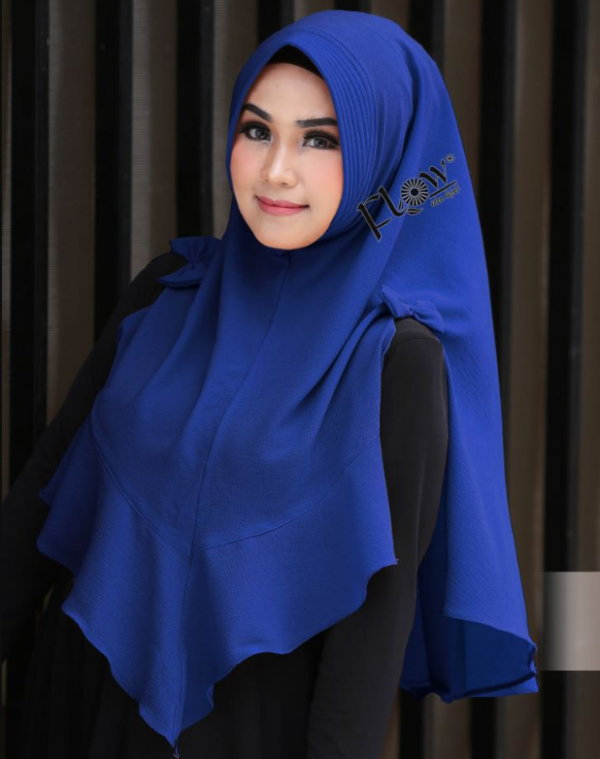 Hijab instan dengan aksen pita atau ribbon